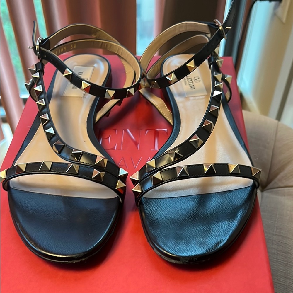Valentino Rockstud Black Sandals with Sleek Design